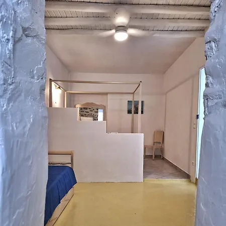 Karnagio - Traditional Seafront House Hébergement de vacances *