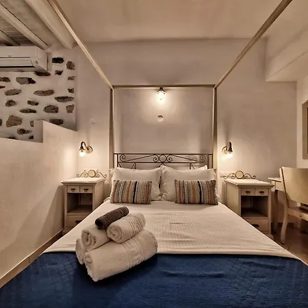 Karnagio - Traditional Seafront House Hébergement de vacances