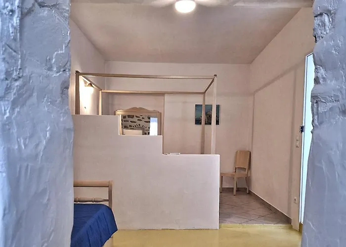 Karnagio - Traditional Seafront House Сasa de vacaciones *