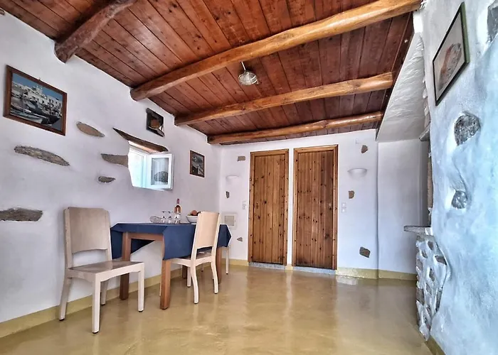 Сasa de vacaciones Karnagio - Traditional Seafront House